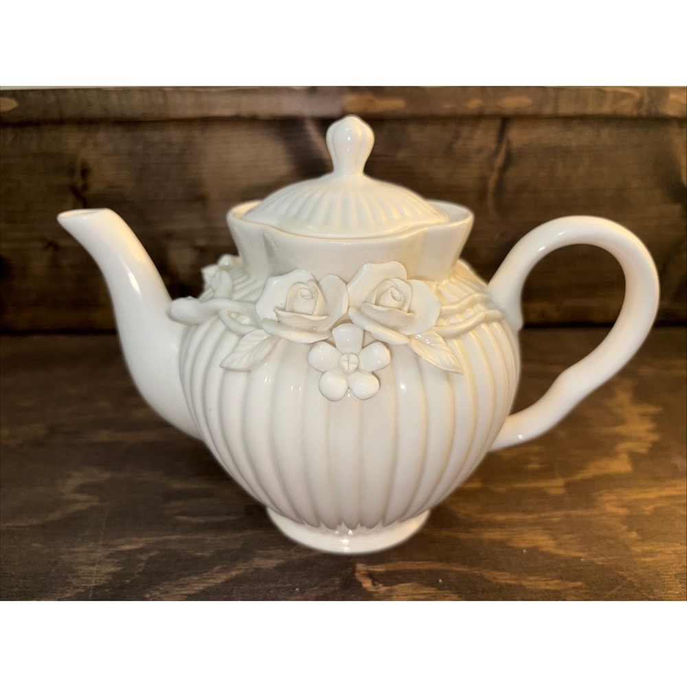 Vintage I. Godinger White Teapot Ribbed Quadrofoil Lid Sculpted Roses Porcelain